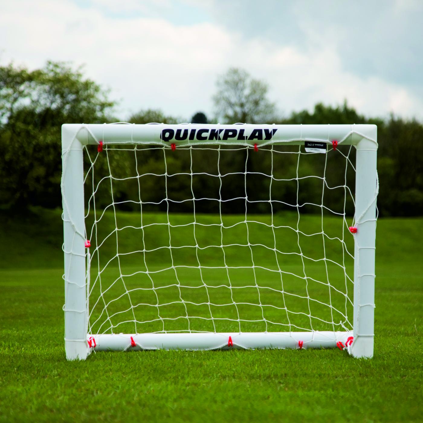 Q-FOLD Mini Football Goal 90 x 75 cm from the front on grass, with QUICKPLAY on the white crossbar.