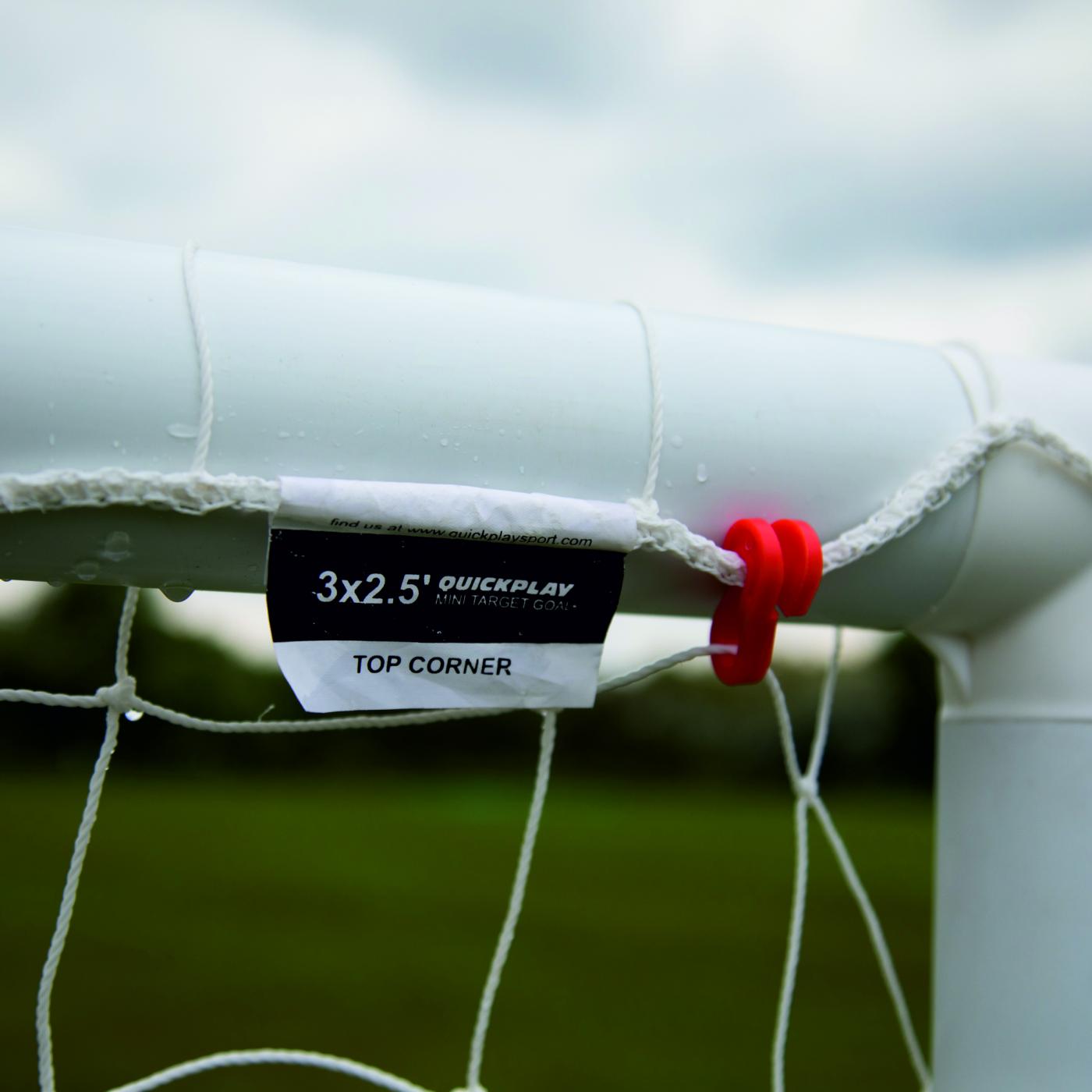 Close-up of the Q-FOLD Mini 90 x 75 cm crossbar, with a label marked TOP CORNER beside a red net clip.
