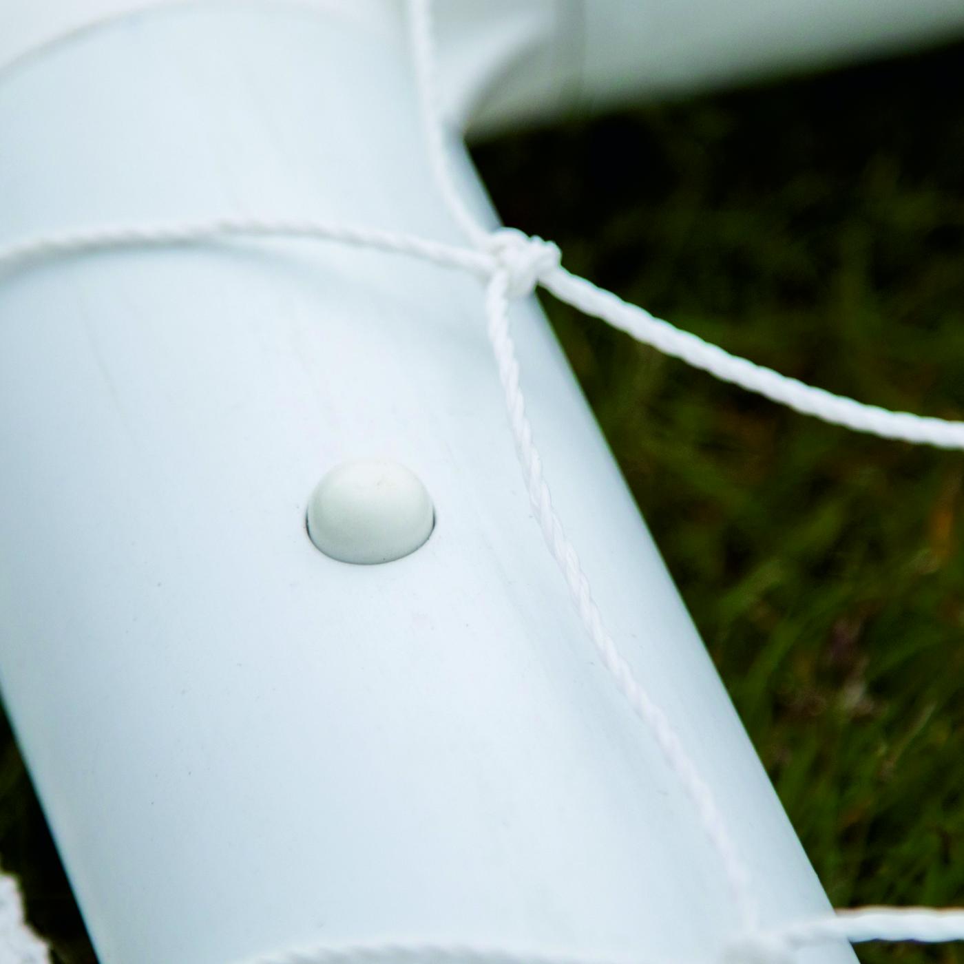 Close-up of a round white button on the white frame tube of the Q-FOLD Mini Football Goal 90 x 75 cm.