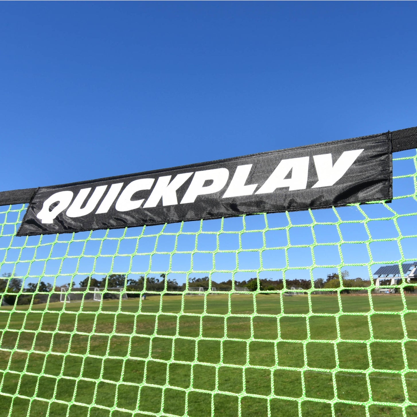 Close-up of the black QUICKPLAY strip across the top of the TEKKERS Net 150 x 100 cm green net.