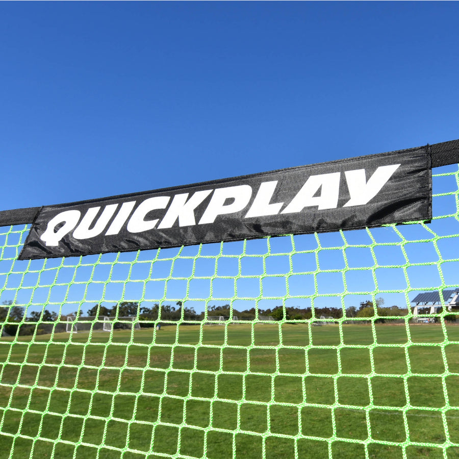 Close-up of the black QUICKPLAY strip across the top of the TEKKERS Net 150 x 100 cm green net.