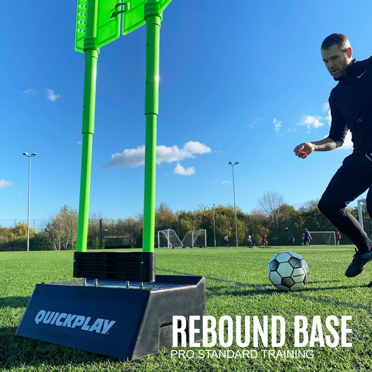 REPLAY Defender & Block System rebound base graphic: player plays a ball against a black base holding a green mannequin.