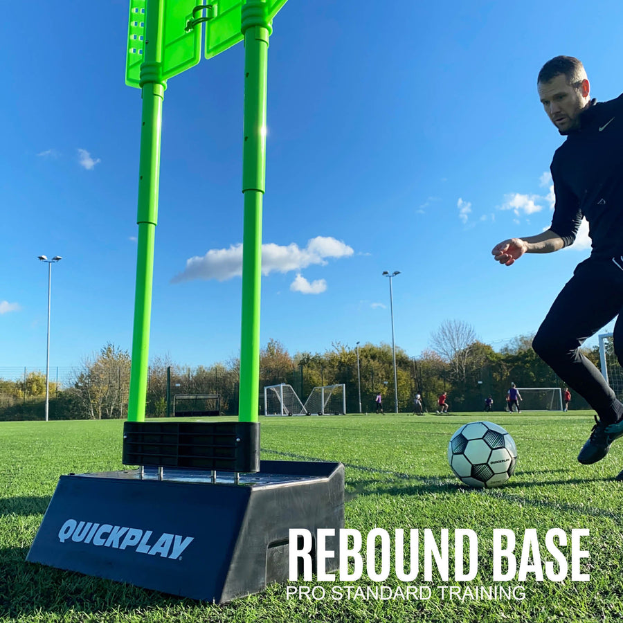 REPLAY Defender & Block System rebound base graphic: player plays a ball against a black base holding a green mannequin.