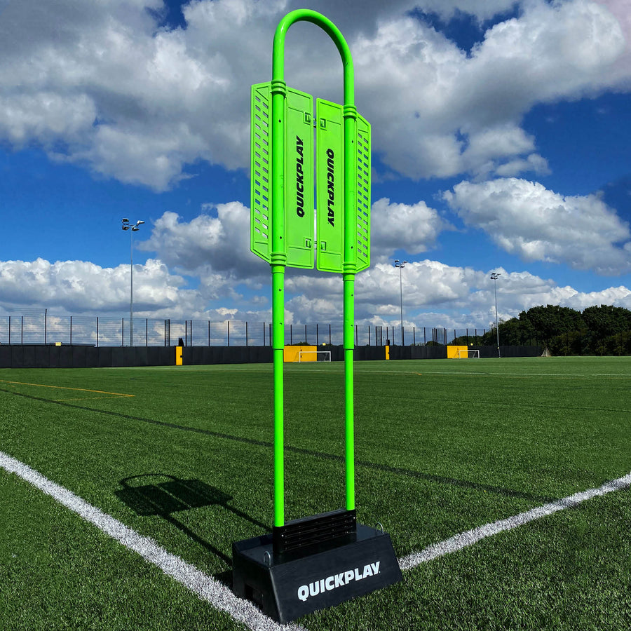 REPLAY Defender & Block System: green mannequin with QUICKPLAY panels standing in a black QUICKPLAY base on an artificial pitch.