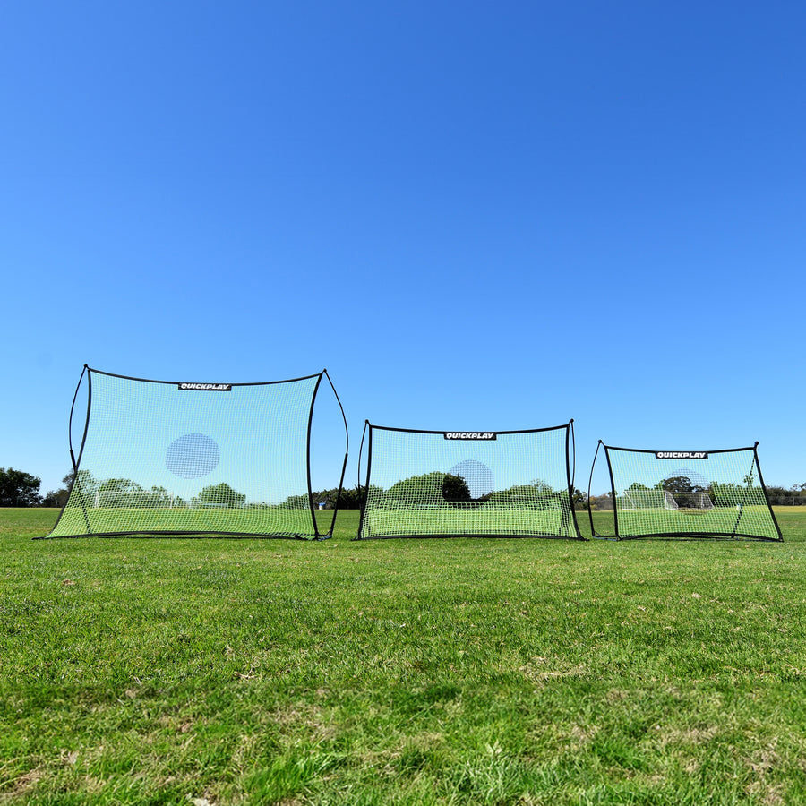 TEKKERS Trainer: three green net rebounders with QUICKPLAY banners in different sizes, standing side by side on grass.